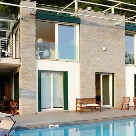 Vila Sleeps 6 Pool