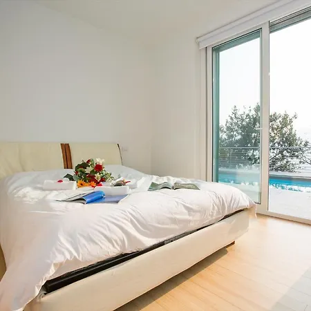 Sleeps 6 Pool Vila *