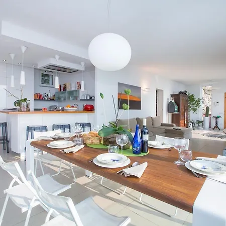 Vila Sleeps 6 Pool