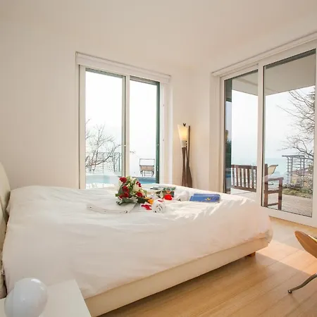 Sleeps 6 Pool Vila Como